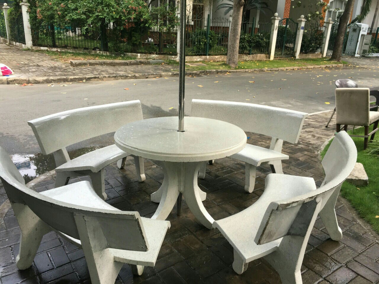 Bàn ghế đá màu trắng tròn